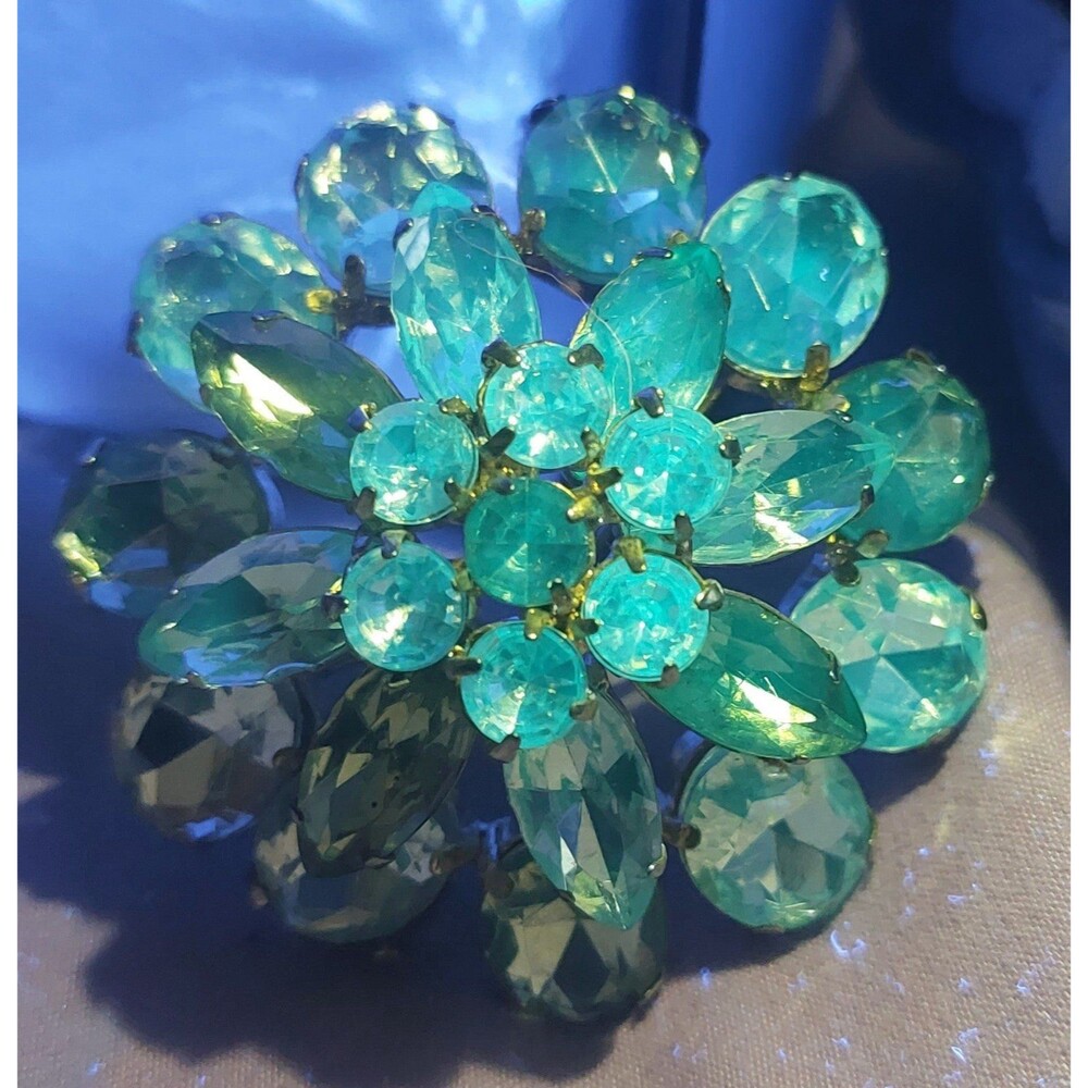Glowing 3 tier brooch